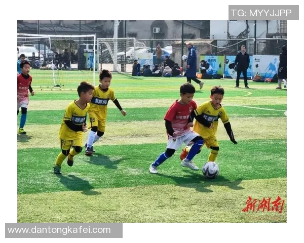 足球巨星携子共赴绿茵场展现父子情深与运动魅力