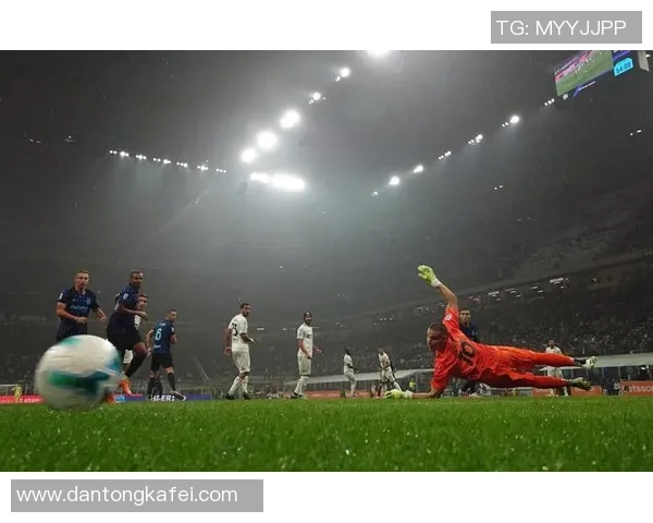 足球明星出场时观众的热情与欢呼声如何影响比赛氛围与球员表现