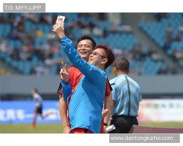 足球明星在街头捡瓶子展现环保意识引发热议与关注