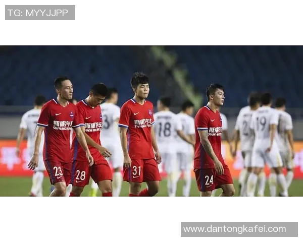 重庆排球队逆袭之路揭秘：从低谷到冠军的奋斗历程与荣耀时刻