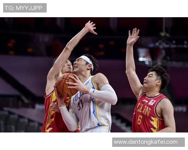 赛后分析：深圳篮球队与成都篮球队的表现与状态对比探讨